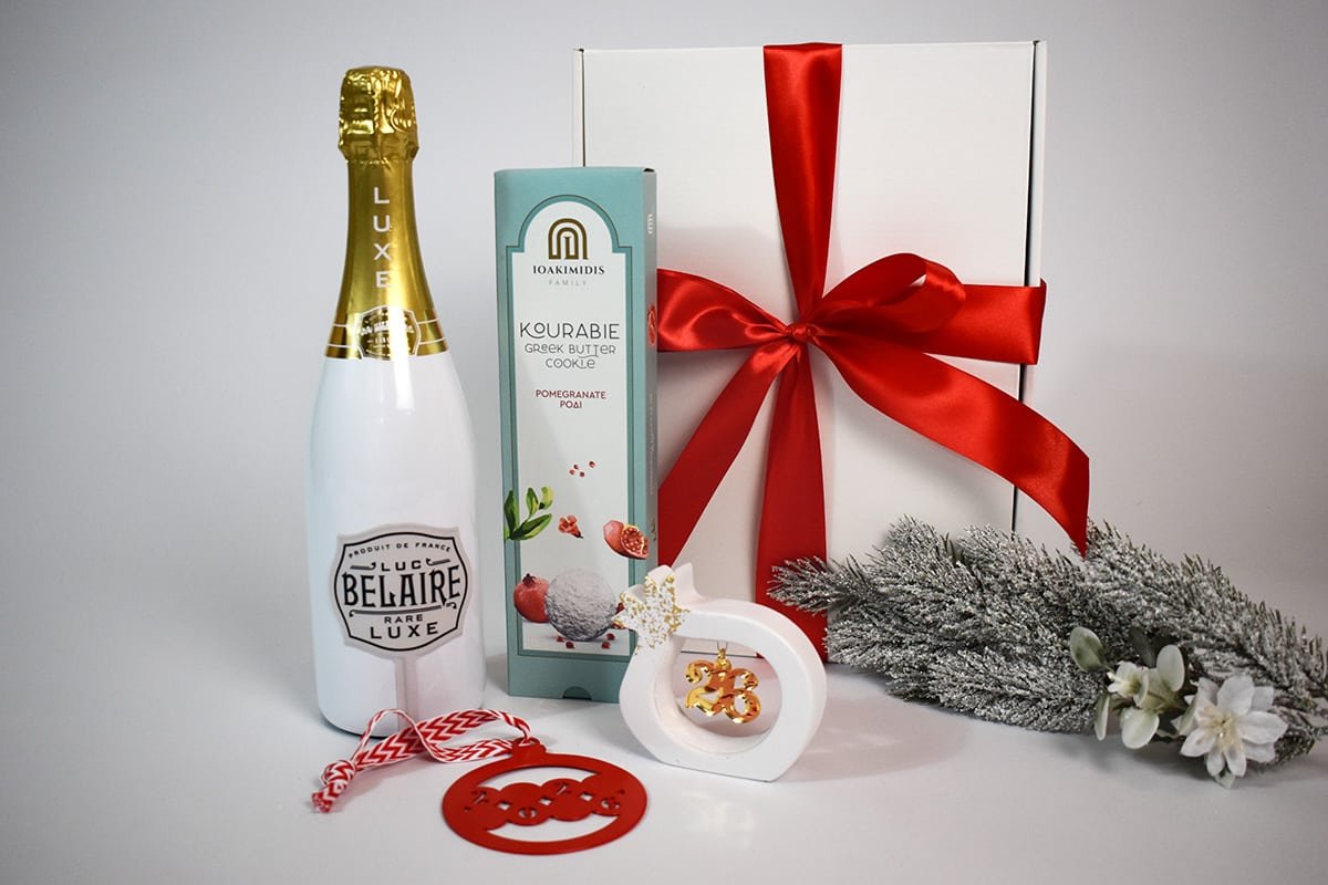 Bright Wishes — Μπουκάλι Belaire, λευκό διακοσμητικό ρόδι, γλυκό και στολίδι χρονολογίας.