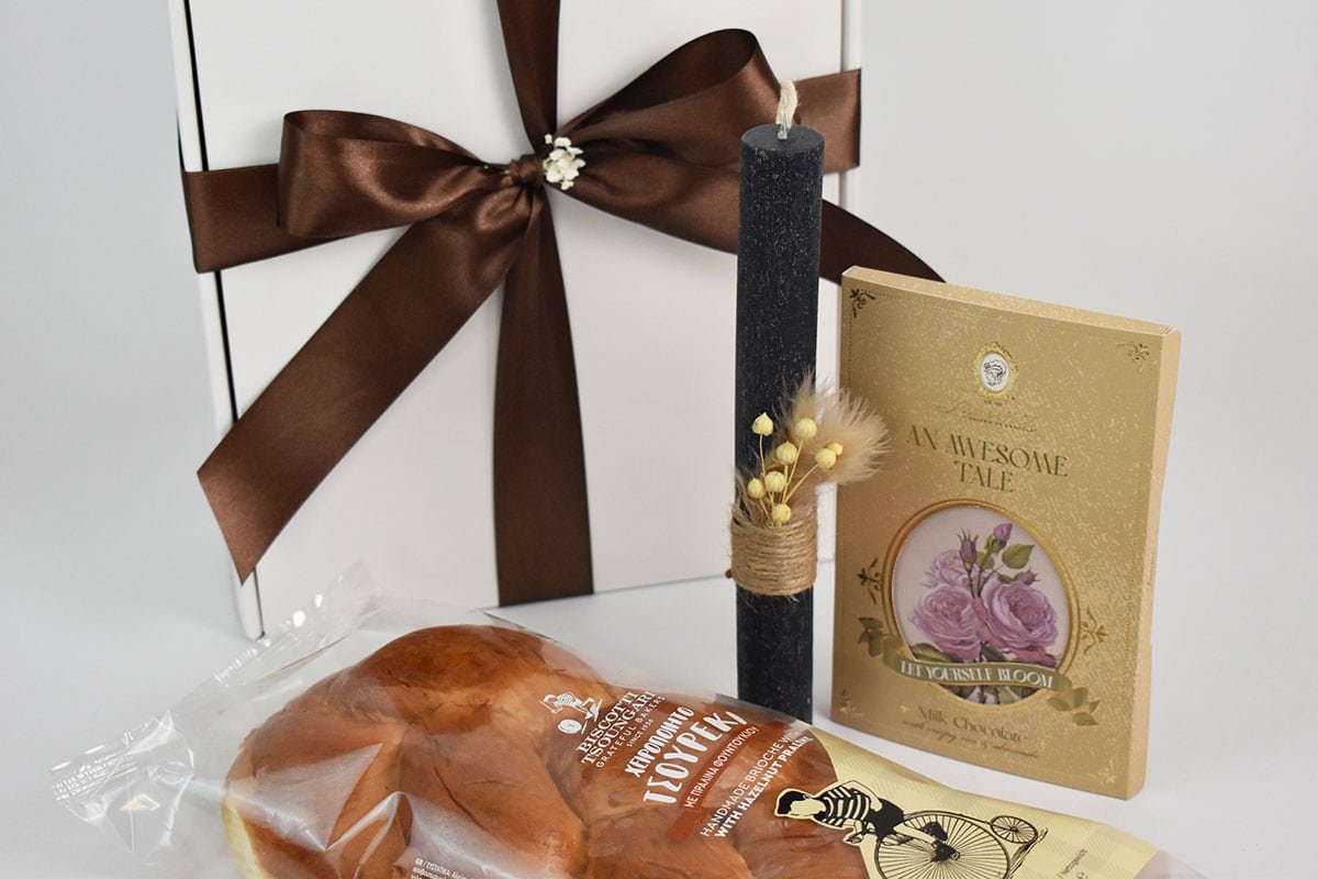 Easter Celebration Treats — Τσουρέκι, σοκολάτα και λαμπάδα με καφέ κορδέλα.