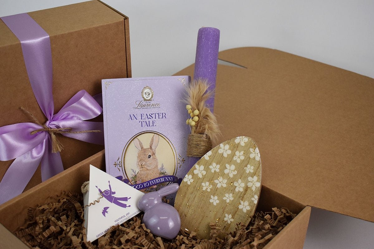 Sweet Lilac Easter — Μοβ λαμπάδα, σοκολάτα και πασχαλινά διακοσμητικά.
