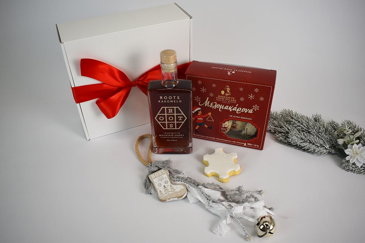 Warm Wishes — Ρακόμελο, γλυκά, διακοσμητική κάλτσα και μπισκότο.