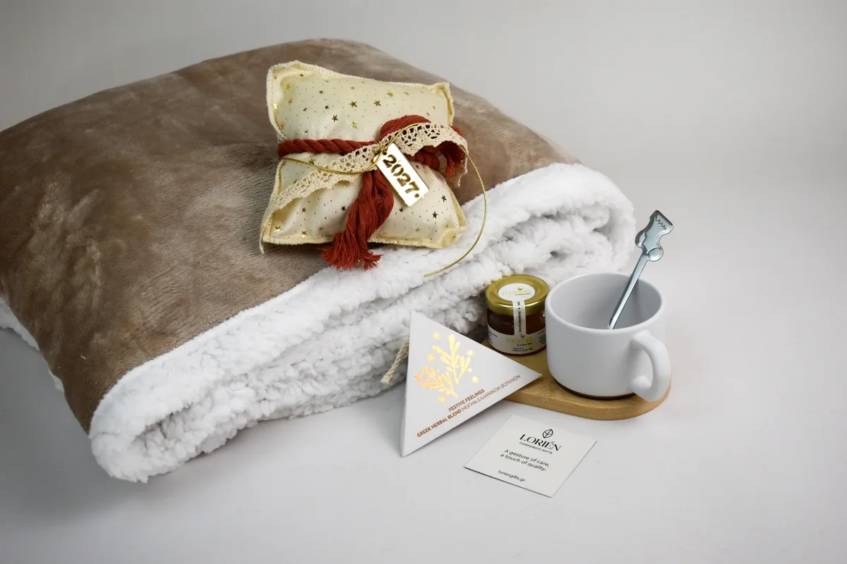 Warm & Cozy — χριστουγεννιάτικη σύνθεση δώρου